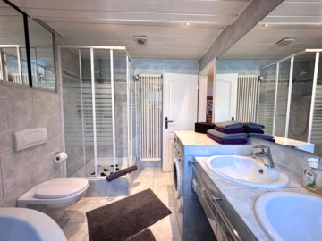 Badezimmer - Wohnen mit Charakter – Stilvolle Maisonette-Stadtwohnung mit Rathausblick und modernem Wohnkomfort!