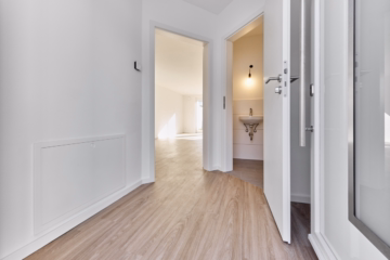 Flur mit Gäste-WC - ERSTBEZUG! Eindrucksvolle Neubau-Doppelhaushälfte in pendel- und familienfreundlicher Umgebung
