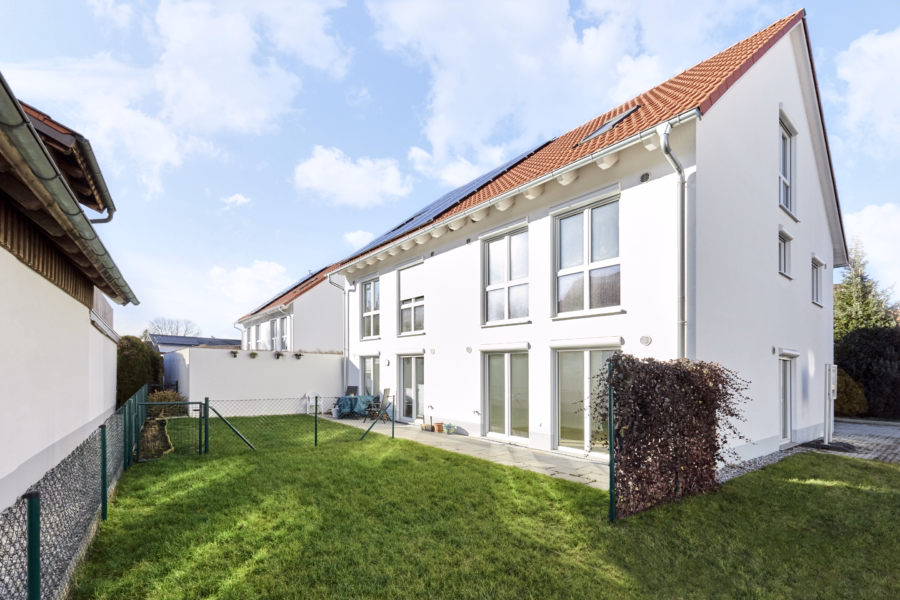 Titelbild - ERSTBEZUG! Eindrucksvolle Neubau-Doppelhaushälfte in pendel- und familienfreundlicher Umgebung