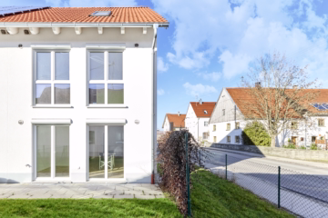Bild - ERSTBEZUG! Eindrucksvolle Neubau-Doppelhaushälfte in pendel- und familienfreundlicher Umgebung