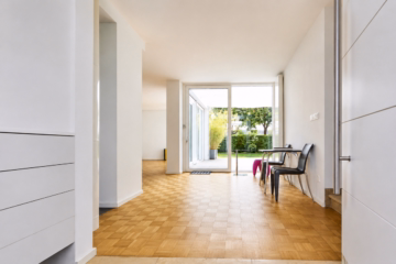 Flur/Eingangsbereich - Ein Zusammenspiel aus Licht, Raum und Design in harmonischer Balance-moderner Split-Level-Bungalow!