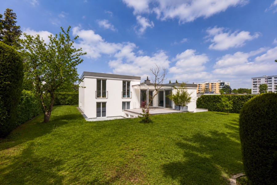 Südostansicht - Ein Zusammenspiel aus Licht, Raum und Design in harmonischer Balance-moderner Split-Level-Bungalow!