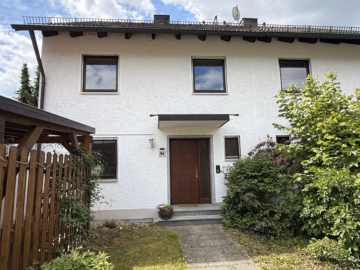 Ansicht Nordseite vom Haus - DHH mit Terrasse, Loggia, Garage, Carport, mit Teich für Naturliebhaber, in Großaitingen kaufen