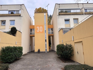 Zugang zum Haus - ***NÄHE KLINIKUM – GEFRAGTER WOHNRAUM neu renoviert MIT GARTEN***