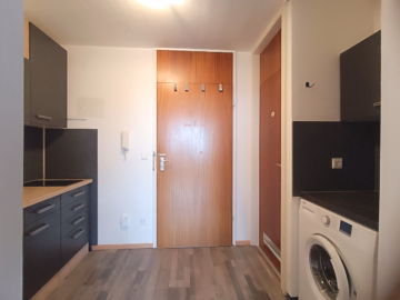 Küche Ansicht 2 - Einziehen statt einrichten – möbliert, sofort frei & mit Stellplatz in Herrenbach, ideal für Pendler