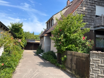 Hausansicht mit Einfahrt - Keine Scheu vor einer Renovierung? Ein Haus – viele Möglichkeiten wartet auf SIE!