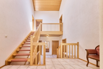 Diele/ Galerie - Die Brücke zu Ihrem neuen Lebenskonzept – großzügiges Zweifamilienhaus mit Traumgarten