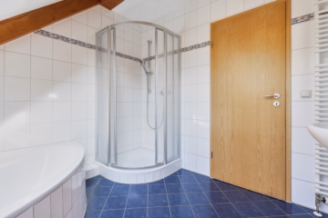 Badezimmer OG - Mehr als Mittelmaß – ein Reihenhaus mit Charakter