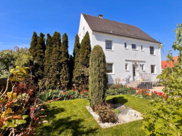 Gartenausschnitt Eingangsbereich - **LEBENSRÄUME FÜR IHRE TRÄUME – VIEL PLATZ UND POTENTIAL FÜR DIE GANZE FAMILIE – NEUE WÄRMEPUMPE**