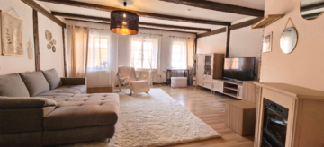 Wohnzimmer DG - Denkmalgeschütztes Wohn- & Geschäftshaus in Kaufbeuren – attraktive Rendite