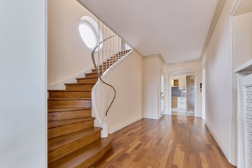 Treppeneingang ins OG - ***Wohnen mit Stil & Weitblick – Familienidyll mit Pool und Einliegerwohnung in Westheim***