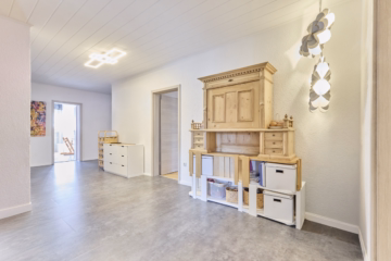 Flur - *Einmalige Gartenwohnung mit Hausflair: große Räume, eigene Garage & ideal zentral gelegen!*