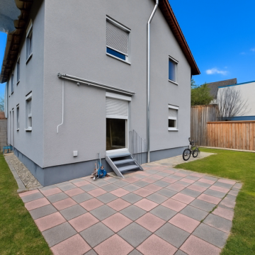 Beispielbild Süd-Ost Terrasse - Modernisierte Doppelhaushälfte mit Südostterrasse! Top-Lage am Verkehrsknotenpunkt!