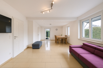 Beispielbild Wohnzimmer - Modernisierte Doppelhaushälfte mit Südostterrasse! Top-Lage am Verkehrsknotenpunkt!