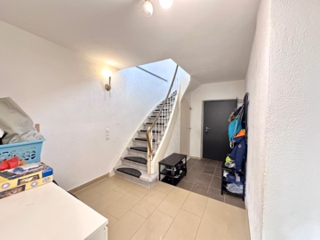 Diele EG - Modernisierte Doppelhaushälfte mit Südostterrasse! Top-Lage am Verkehrsknotenpunkt!