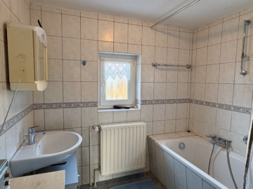 Badezimmer - Handwerker aufgepasst! – Renovierungsbedürftiges Einfamilienhaus mit viel Potenzial