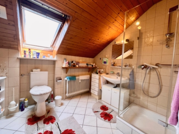 Tageslichtbad Ansicht 1 - ***SOFORT VERFÜGBAR – PFIFFIGE, GROSSZÜGIGE DG-WOHNUNG – STETS GESUCHTER WOHNRAUM***