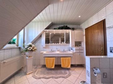 Tageslichtbad - Zwei Terrassen, ein Traumhaus – Ihr Rückzugsort zum Wohlfühlen! Energieeffizienzklasse B!