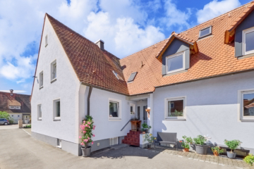 Außenansicht und Eingangsbereich - Zweigenerationenhaus mit großem Gartenparadies in Untermeitingen
