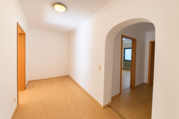Flur - **SOFORT VERFÜGBAR: Wohlfühlen oder investieren – Süd-Balkon, Stellplatz, gefragte Wohnlage!**
