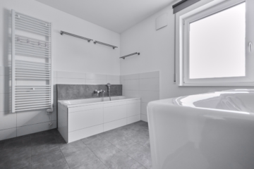 Badezimmer OG - Frei stehendes Einfamilienhaus mit großem Garten und Doppelgarage – Ihr perfektes Zuhause!