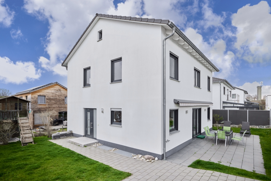 Süd-West Ansicht - Frei stehendes Einfamilienhaus mit großem Garten und Doppelgarage – Ihr perfektes Zuhause!