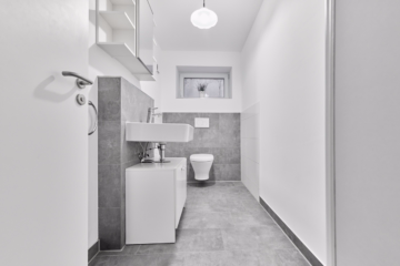 Gäste-WC im KG - Frei stehendes Einfamilienhaus mit großem Garten und Doppelgarage – Ihr perfektes Zuhause!