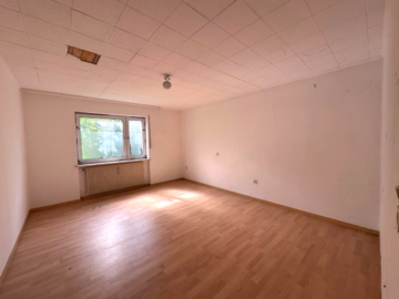 Zimmer 1 - Wohnung EG - Solides Investment (Sanierungsbedürftig) mit Ausbaupotenzial in Gablingen-Siedlung!