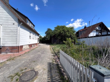 Grundstückszufahrt - Solides Investment (Sanierungsbedürftig) mit Ausbaupotenzial in Gablingen-Siedlung!
