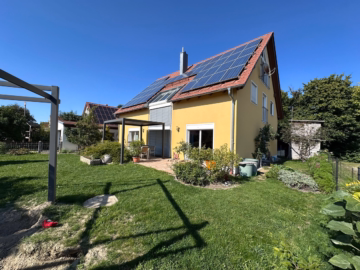 Südwestansicht - Energieeffizienter Wohntraum mit Stil & Funktion – Einliegerwohnung, zwei Garagenplätze, Wallbox!