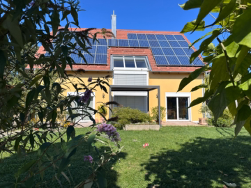 Westansicht - Energieeffizienter Wohntraum mit Stil & Funktion – Einliegerwohnung, zwei Garagenplätze, Wallbox!