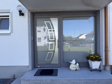 Hauseingang - 4-ZKB-Wohnung im 2-Familienhaus mit großem Gartenanteil, Terrasse und Garage in Bobingen kaufen