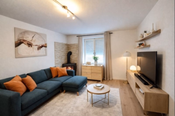 Wohnzimmer (Einrichtung KI verändert) - ***Einfamilienhaus zum Selbstverwirklichen in Schwabmünchen zu kaufen!***