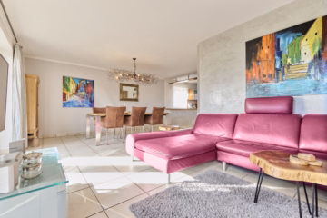 großzügiges Wohnzimmer - *Endlich Zuhause ankommen – nachhaltiges, smart geplantes Haus in naturnaher Lage für Ihre Familie!*