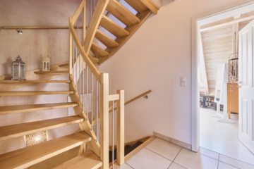 Flur mit Treppe zum Dachgeschoss - *Endlich Zuhause ankommen – nachhaltiges, smart geplantes Haus in naturnaher Lage für Ihre Familie!*