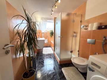 Badezimmer - **Wohn(t)raum auf zwei Etagen mit Balkon und Stil**