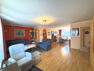 Wohnzimmer - *SOFORT VERFÜGBAR, 2 x TG UND AUFZUG – DEUTLICH MEHR KOMFORT UND WOHNWERT*