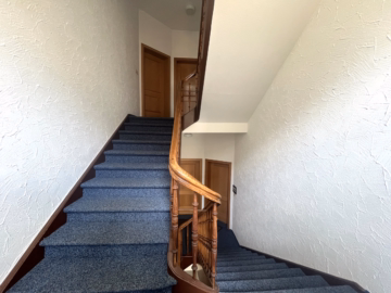 Treppenhaus - Licht. Luft. Lebensqualität – 3-Zimmer-Wohntraum mit Altbauflair