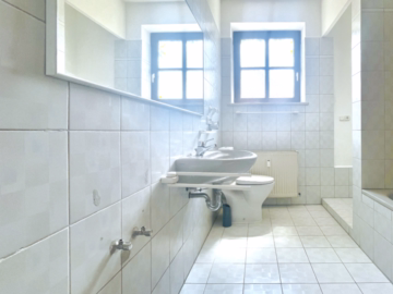 Badezimmer - Licht. Luft. Lebensqualität – 3-Zimmer-Wohntraum mit Altbauflair