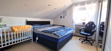 Schlafzimmer - Sonnige Dachgeschosswohnung in gepflegter Wohnanlage – zum Selbstbezug oder als Kapitalanlage