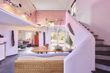 Wohn- und Essbereich mit Treppe ins Obergeschoss - Designorientiertes Wohnen mit offenem Raumgefühl und Garten in Langerringen