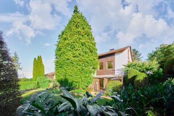 Hausansicht Süd - „Wohnen mit Stil und Raum – in einer der begehrtesten Lagen“