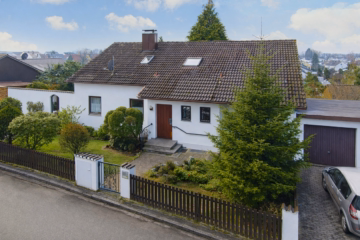 Hausansicht West - „Wohnen mit Stil und Raum – in einer der begehrtesten Lagen“