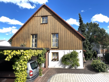Hausansicht mit Carport und Stellplätze - 2-Familienhaus mit Ferien-Wohnungen, DG-Ausbau vorbereitet, 3er Carport und 4 STP in Waldberg kaufen