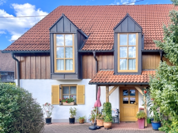 Hausansicht - 2-Familienhaus mit Ferien-Wohnungen, DG-Ausbau vorbereitet, 3er Carport und 4 STP in Waldberg kaufen