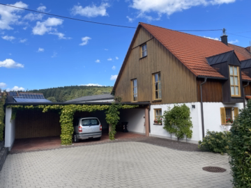 Ansicht mit Carport und vier Pkw-Außenstellplätzen - 2-Familienhaus mit Ferien-Wohnungen, DG-Ausbau vorbereitet, 3er Carport und 4 STP in Waldberg kaufen