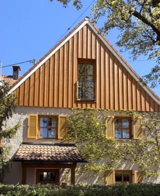 Eingang rechte Haushälfte - 2-Familienhaus mit Ferien-Wohnungen, DG-Ausbau vorbereitet, 3er Carport und 4 STP in Waldberg kaufen