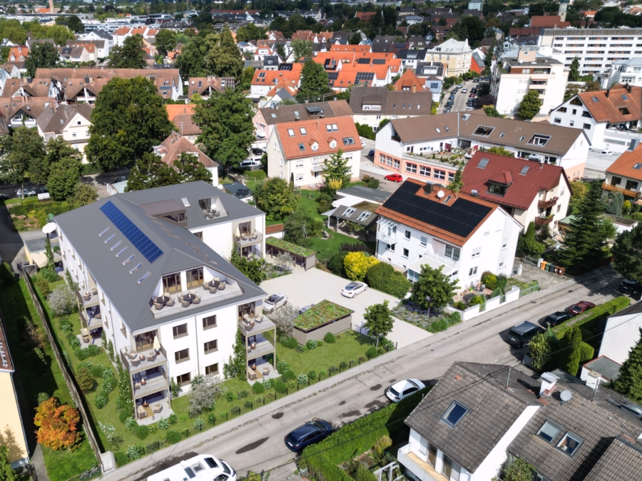 Luftbild - Eingangseite - 2-Zimmer-Wohnung im Betreuten Wohnen mit Westausrichtung und Blick über Augsburg-Pfersee