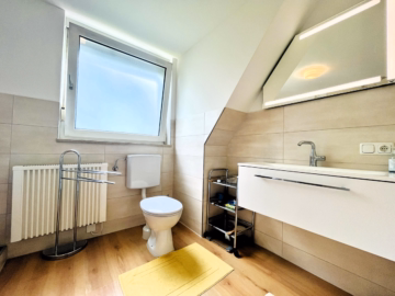 Badezimmer OG - ***Ruhig gelegenes Zweifamilienhaus mit viel Potenzial***
