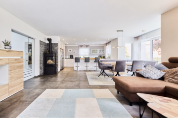 Wohn und Esszimmer - Modernes Einfamilienhaus mit einladender Terrasse und Garten in Birkach. Ihr neues Zuhause wartet!
